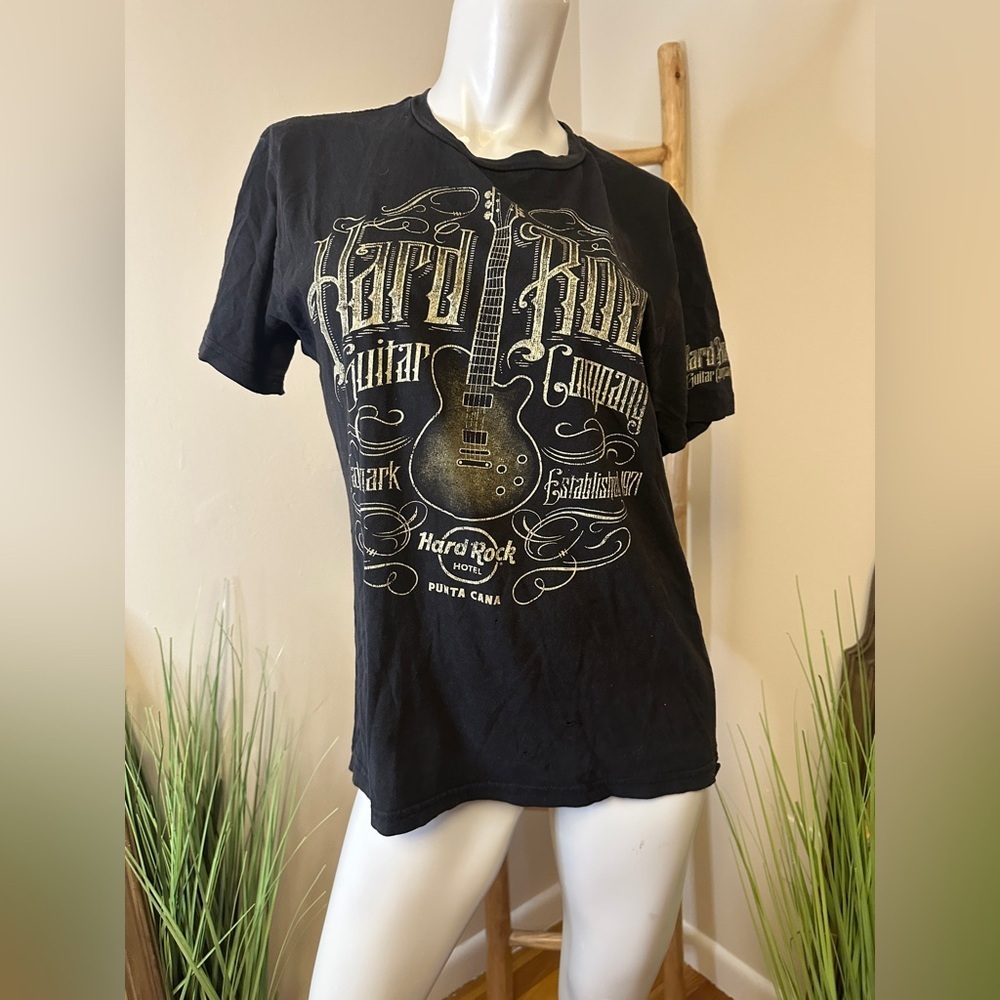 Hard Rock Café Guitar Company Punta Cana Young Men's Fit Medium Black